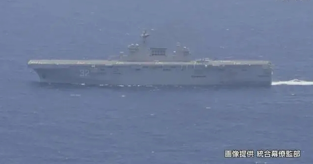 日本自衛隊統合幕僚監部發佈通報，首次確認中國新型兩栖攻擊艦通過大隅海峽進入太平洋。 圖 : 翻攝自日本自衛隊統合幕僚監