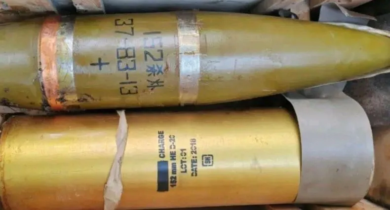 俄羅斯炮兵部隊在為 D-20 榴彈炮裝藥的時候，突然發現這個彈藥上的有不會辨識的字，於是把照片給傳到網路上。而這個照片曝光後，有些人認出來這就是漢字。 圖：翻攝自虎觀天下