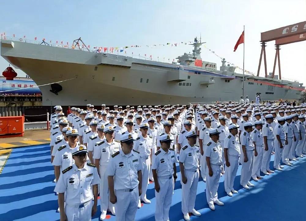 下水儀式上的 075 型兩棲攻擊艦海南艦。 圖：翻攝自今日蔣談