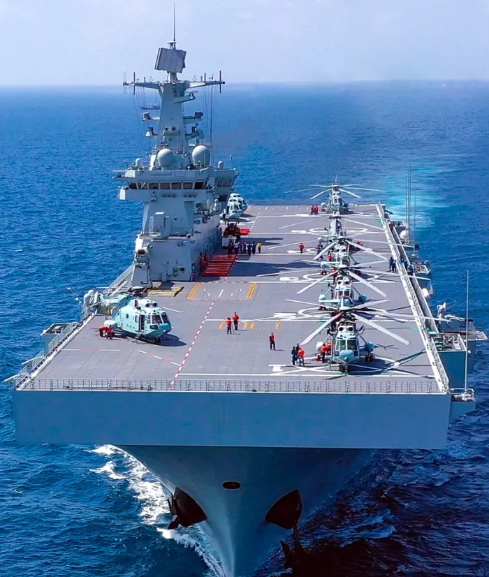 滿載直升機的 075 海南艦。 圖：翻攝自今日蔣談