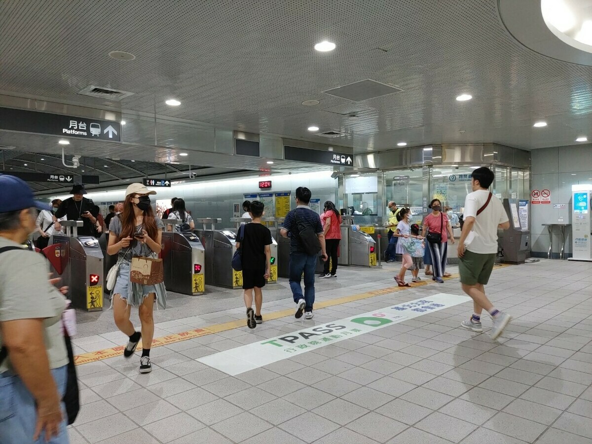 今(7)日為北中南三大生活圈公共運輸通勤月票上路第7天，累計至昨日為止約有43.2萬人加值購買公共運輸通勤月票方案。 圖：林冠妤／攝