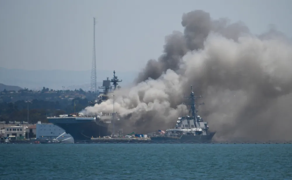 2020 年，美國兩棲攻擊艦「好人理查德」號突然起火，幾天就燒廢了。 圖：翻攝自3號觀察室