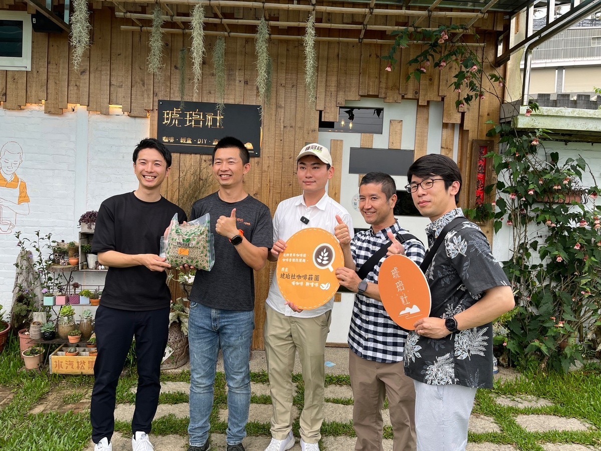 立委陳明文之子，民進黨嘉義縣山區立委參選人陳冠廷（中），偕同日本棄義誒赴嘉義咖啡農園實地參觀考察，除了進行引進在地咖啡的評估外，更幫助推廣優質咖啡。 圖：陳冠廷提供