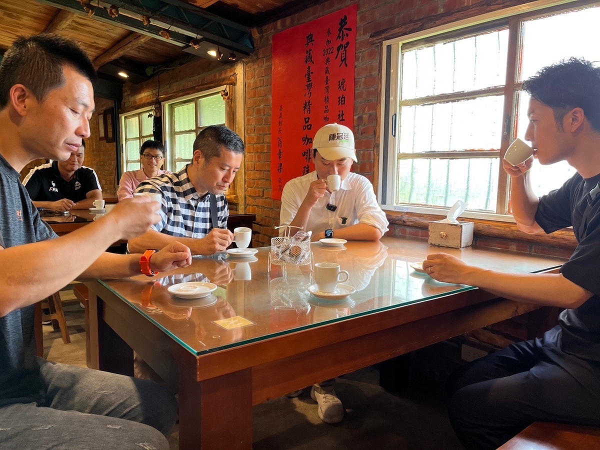 在各考察農園的帶領下，參訪團體對於嘉義咖啡的產製過程有了更深入的了解，並對其精緻的風味印象深刻。 圖：陳冠廷提供