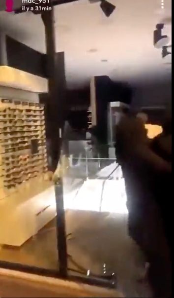 在法國西南部的蒙皮立市（Montpellier，有手機店和珠寶店的窗戶被砸碎，店內商品被洗劫一空，甚至有槍支商店遭到騷亂者打劫。 圖：擷取自推特@mikeportsmouth