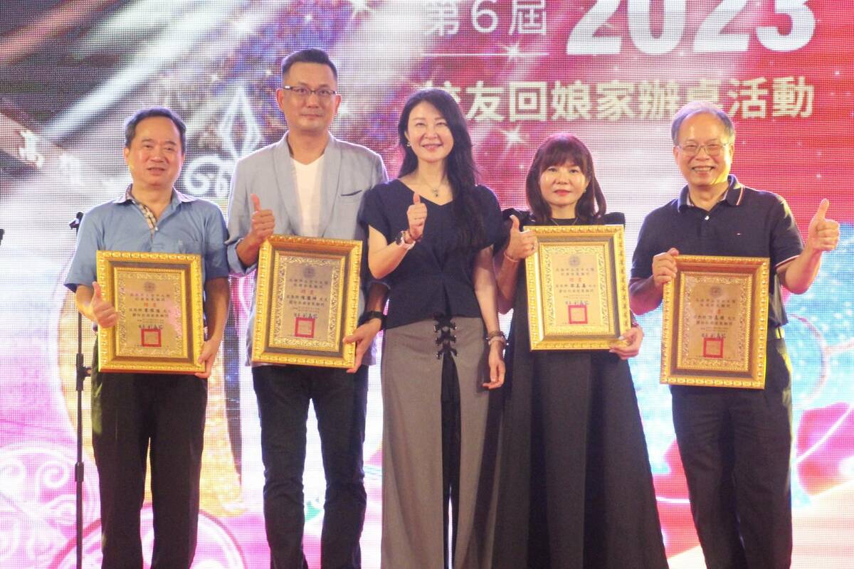 劉嘉茹(中)與校務顧問。 圖：孫家銘攝