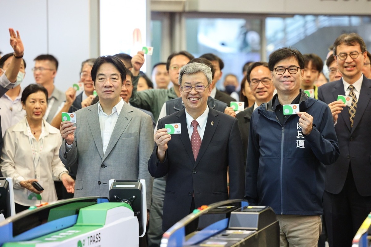 賴清德(左二)、陳建仁(中)及陳其邁(右二)共同為南高屏通勤月票開箱。 圖：高雄市交通局/提供