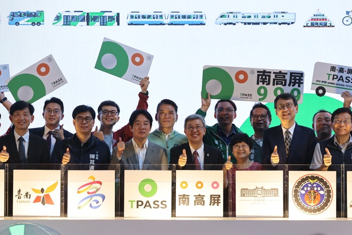 中央部會及地方首長出席南高屏通勤月票啟動記者會。 圖：高雄市交通局/提供