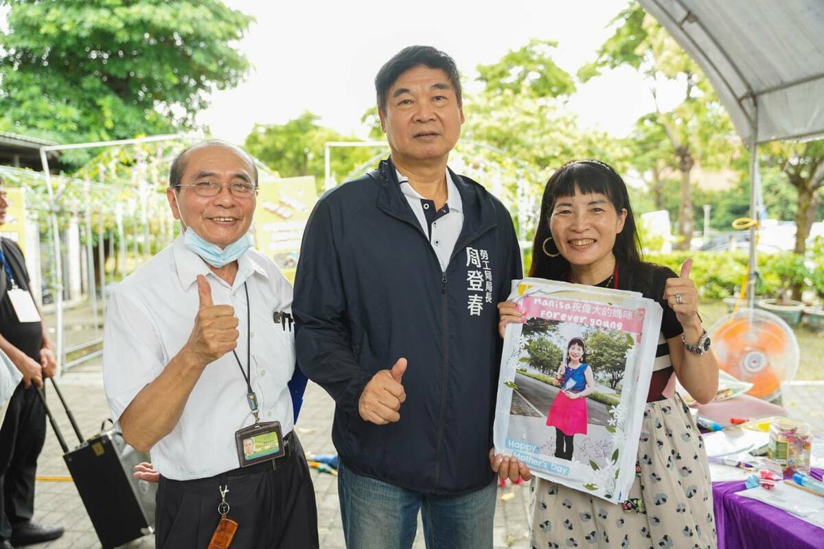 周登春(中)鼓勵及嘉勉設攤的學員。 圖：高雄市勞工局/提供