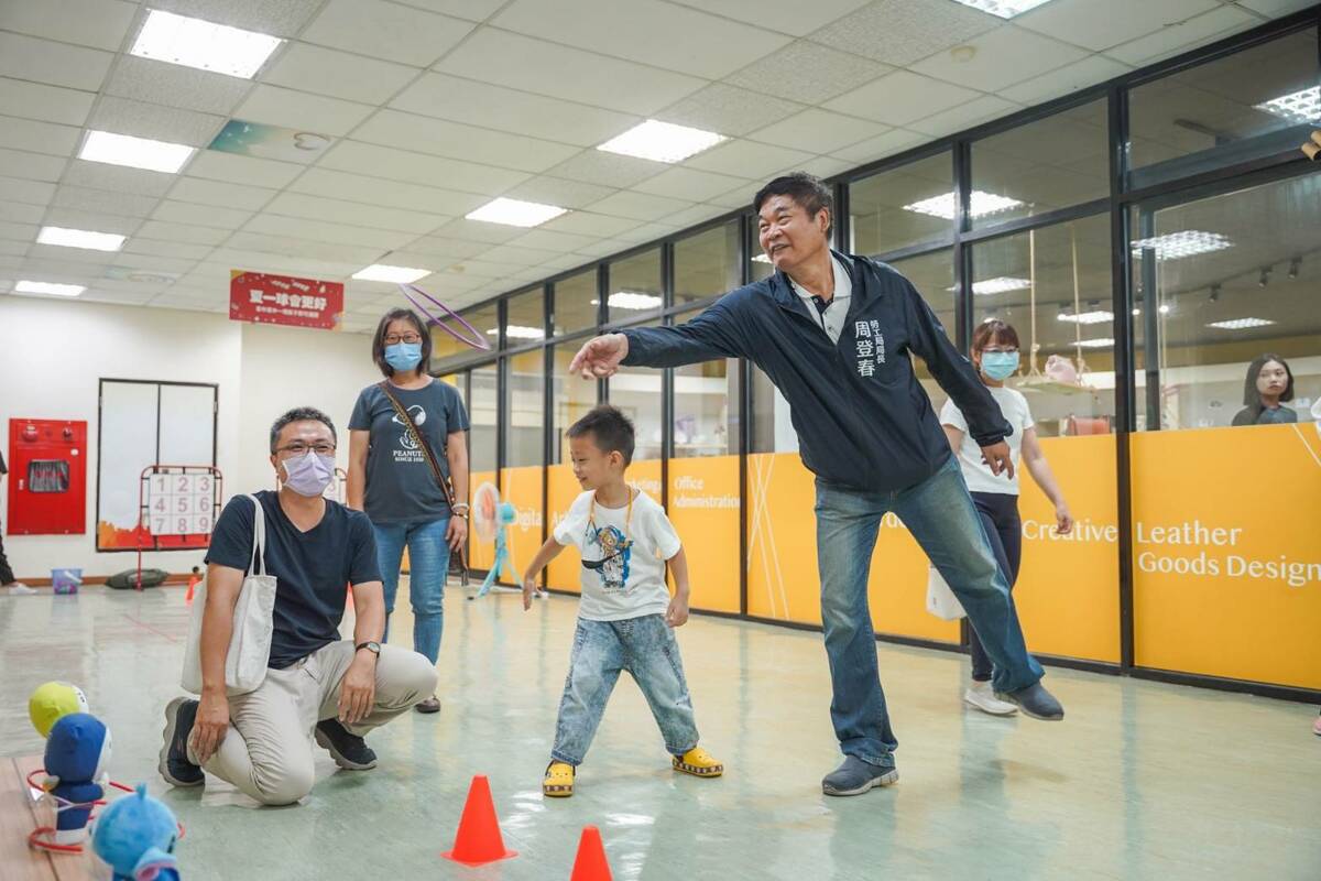 周登春(右一) 參觀市集玩起趣味遊戲。 圖：高雄市勞工局/提供