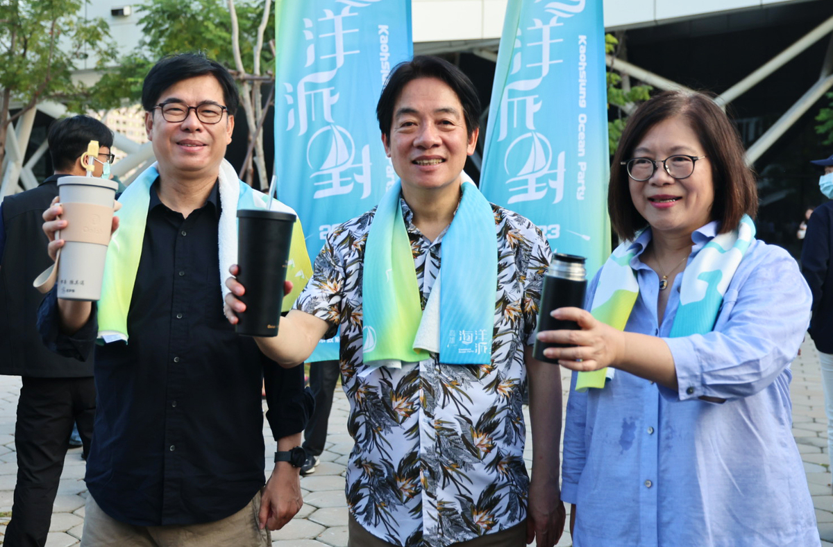 陳其邁(左一)陪同賴清德(中)及管碧玲(右)出席高雄海洋派對活動。 圖：高雄市政府/提供