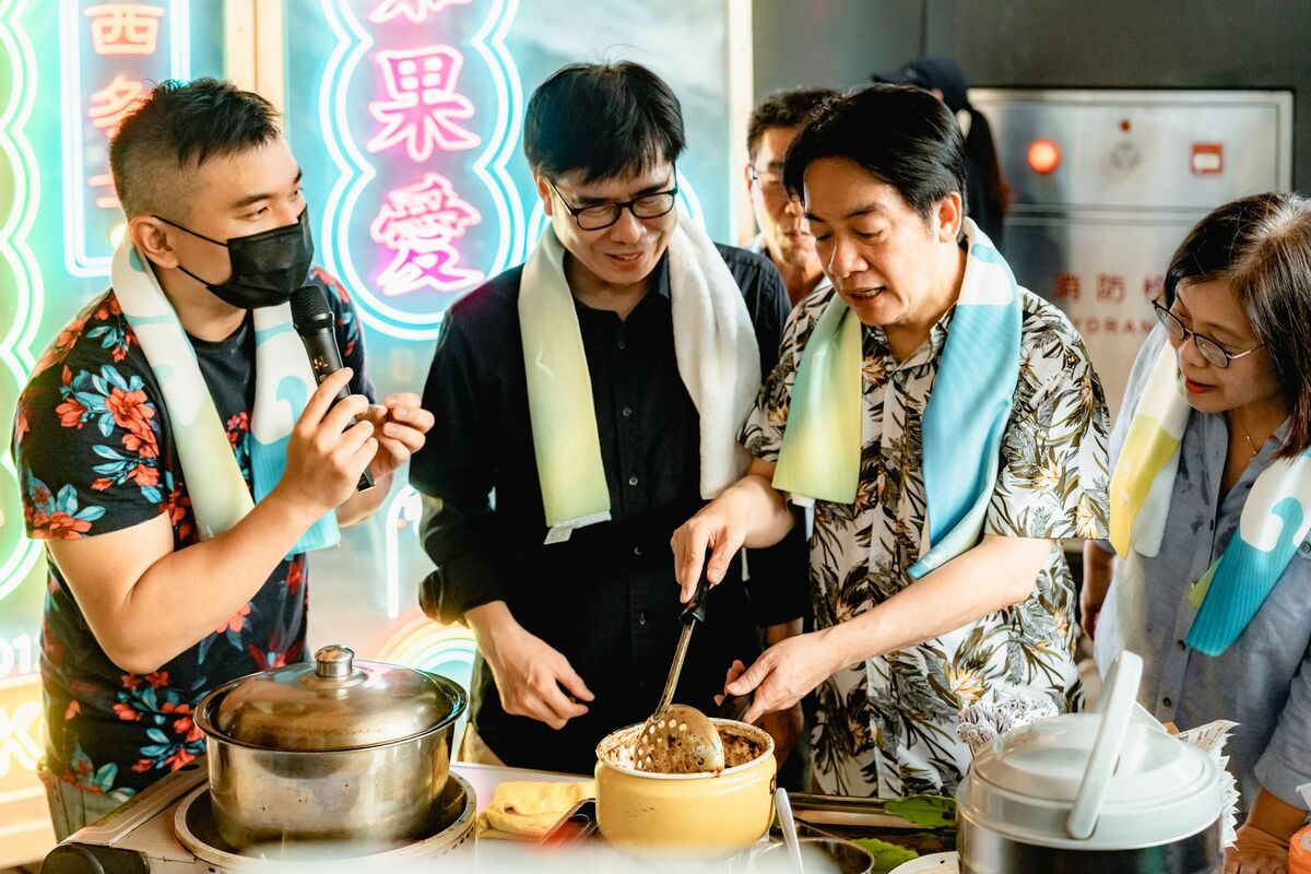 賴清德(右二)在海洋市集秀廚藝。 圖：高雄市政府/提供