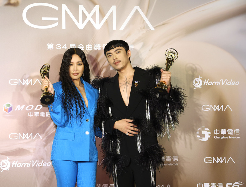 第34屆金曲獎頒獎典禮睽違3年重回台北小巨蛋，1日晚間圓滿落幕，華語新科歌王、歌后分別由歌手HUSH（右）、A-Lin（左）奪得，兩人頒獎後開心合影。 圖：中央社提供