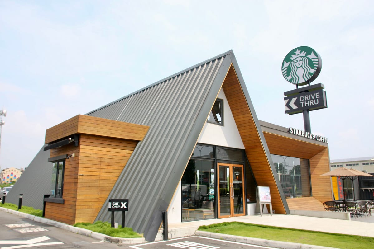 星巴克於本月宣布將關閉北美地區約 400 家門市，並裁減 900 名企業員工。 圖：嘉義縣政府／提供
