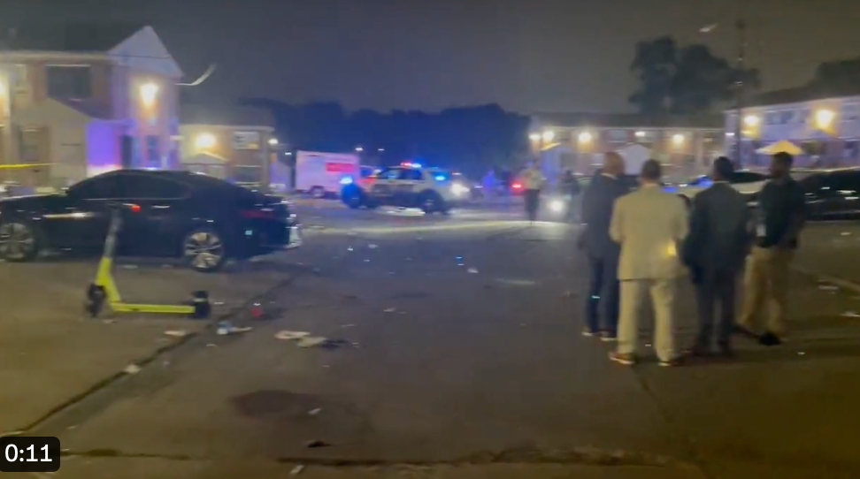 大批警方、醫護人員趕赴格雷特納大道（Gretna Avenue）800 號街區的現場。 圖：擷取自推特@RebeccaPryorTV