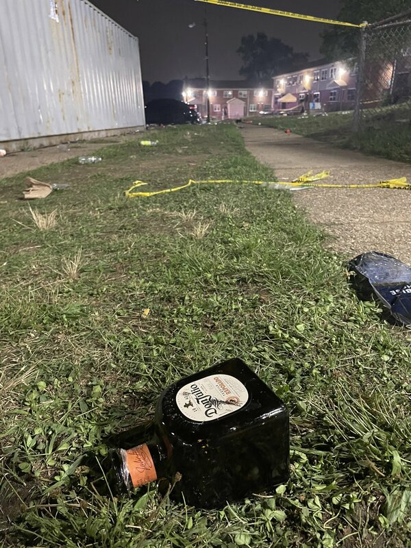 酒瓶、受害人物品散落在犯罪現場。 圖：擷取自推特@RebeccaPryorTV