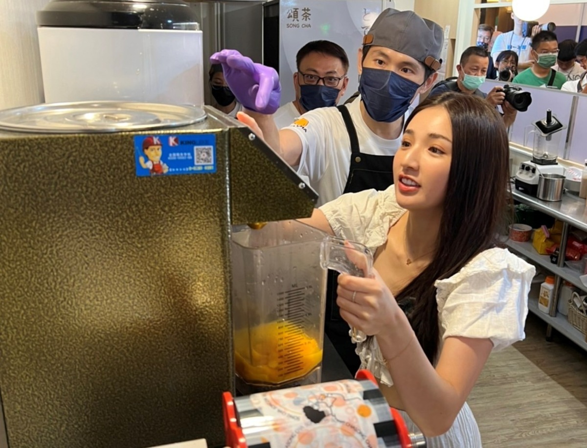 Dora在店員指導下調製布蕾芒果冰沙。 圖：孫家銘攝