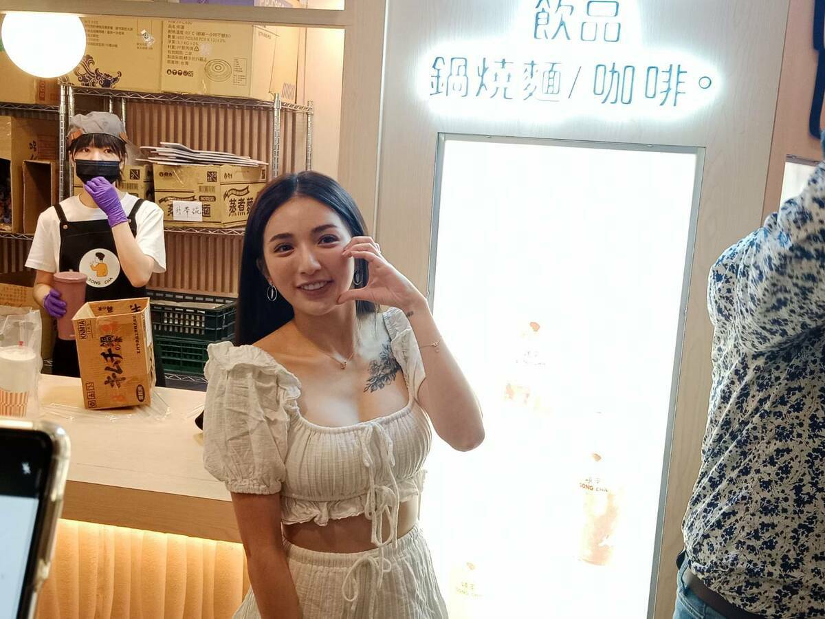 Dora不停向在場粉絲放送愛心。 圖：孫家銘攝