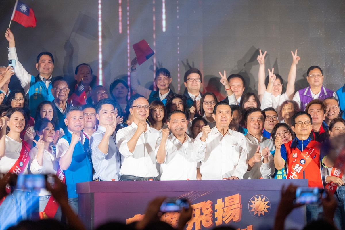 國民黨台北市黨部「鳳鳴朝陽 萬眾一心」總統暨立委參選人大誓師活動2日下午登場，黨籍總統參選人侯友宜（前中）與黨主席朱立倫（前左）、前總統馬英九（前右）出席。 圖：取自侯友宜臉書