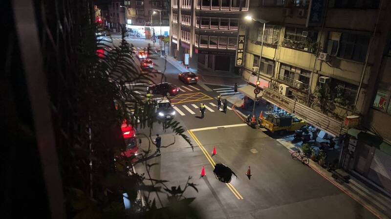 陳怡君（左）今（9）天凌晨表示，南京西路一帶出現天坑且持續擴大，原先的雙黃線也逐漸坍陷消失。 圖：陳怡君提供
