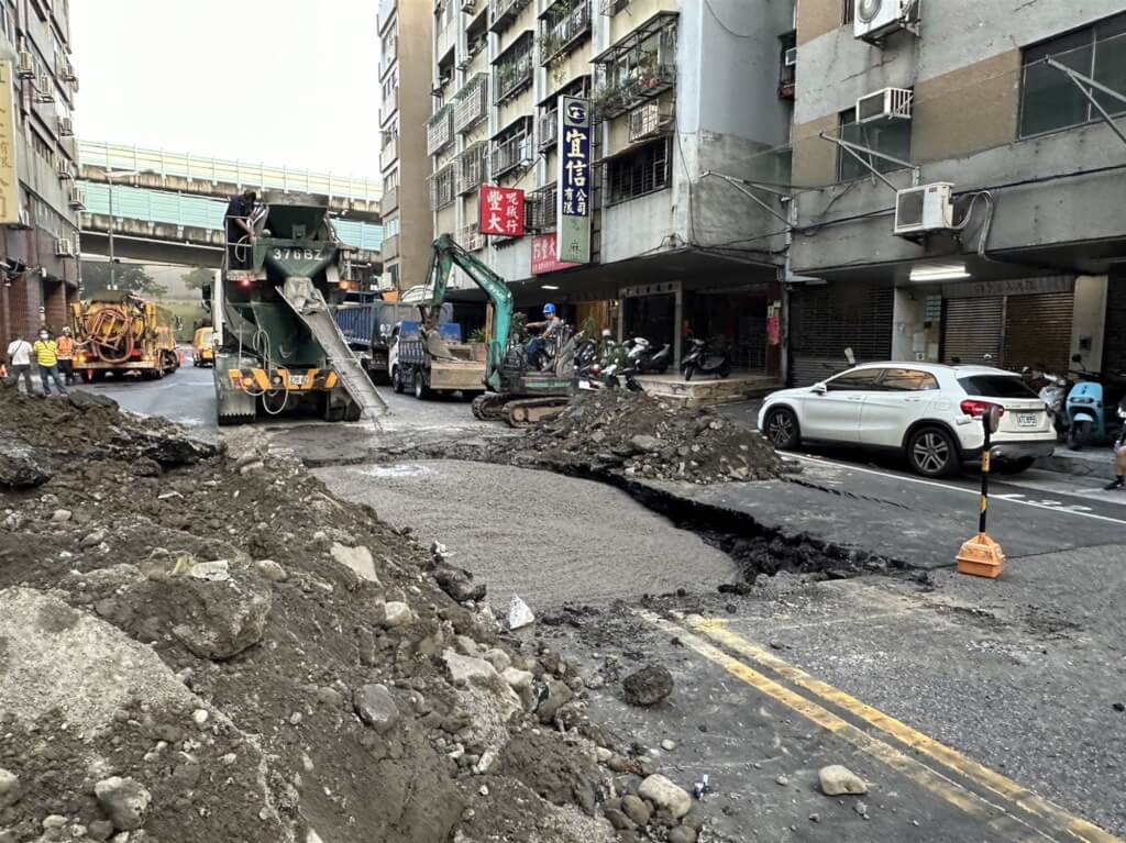 台北市大同區南京西路一帶出現天坑且持續擴大，台北市政府9日凌晨緊急派員到場處理並設置臨時救災中心，在道路淘空處灌水泥、穩定地基，先儘速恢復當地交通通行。 圖：陳怡君提供