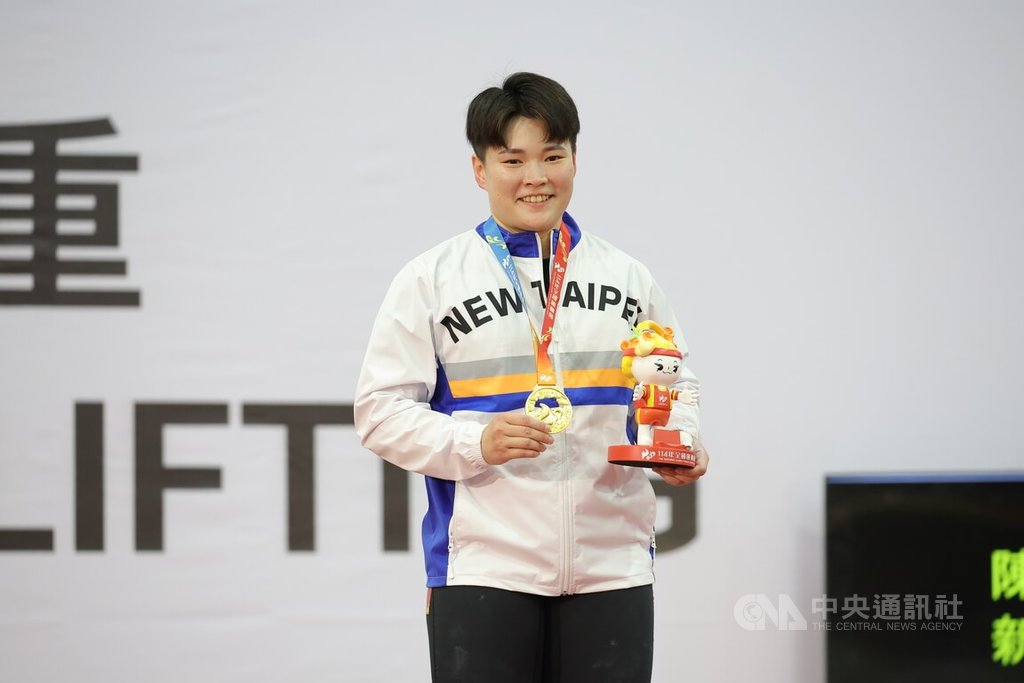 114年全國運動會在雲林登場，舉重項目21日進行女子組76公斤級決賽，代表新北市出賽的陳玟卉（圖）成功摘金，拿著金牌留影。中央社記者翁睿坤攝　114年10月21日