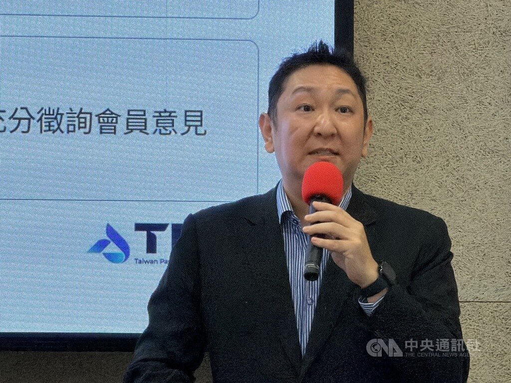 第三方支付公會於114年8月4日成立後，27日首次參與數發部舉辦的跨部會重大記者會，由第三方支付公會理事長劉士維（圖）帶領公會4大委員會主委出席，共同宣示防制博弈洗錢決心。中央社記者吳家豪攝　114年10月27日