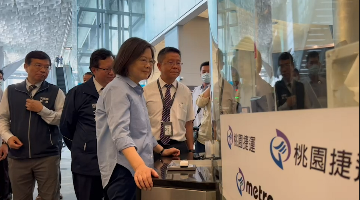 行政院通勤月票（TPASS）今（3）天是第一個通勤日，總統蔡英文、行政院副院長鄭文燦和交通部長王國材上午赴桃園機場捷運台北車站（A1）視察使用情形，並體驗購買月票、儲值，並一路搭乘至桃園國際機場。 圖：擷自總統府記者聯誼會影片