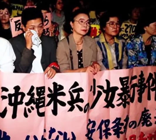 沖繩民眾抗議美軍在境內性侵少女。(資料照片) 圖 : 翻攝自烏鴉校對