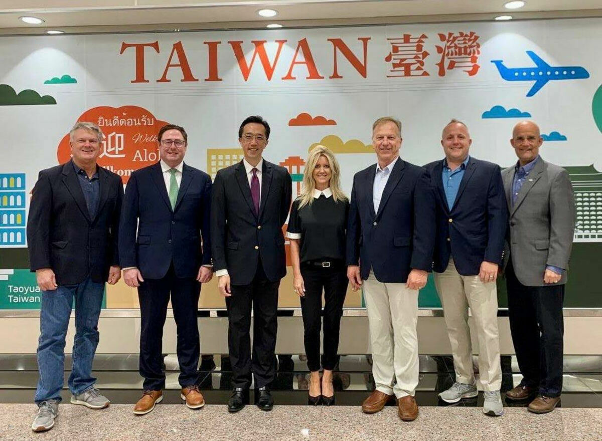 美國會共和黨眾議員訪問團抵台，北美司司長徐佑典（左三）代表外交部歡迎。 圖：外交部/提供