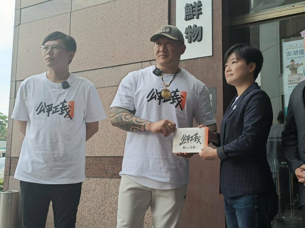 民主進步黨副秘書長楊懿珊從館長陳之漢手中接下0716凱道遊行活動的邀請函。 圖：民進黨提供