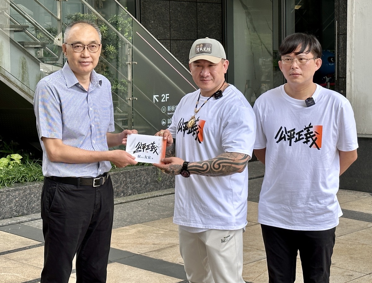 館長和黃國昌邀請侯友宜參加716凱道遊行活動，由侯友宜競辦副執行長謝政達代表接受。 圖：侯友宜競選辦公室/提供