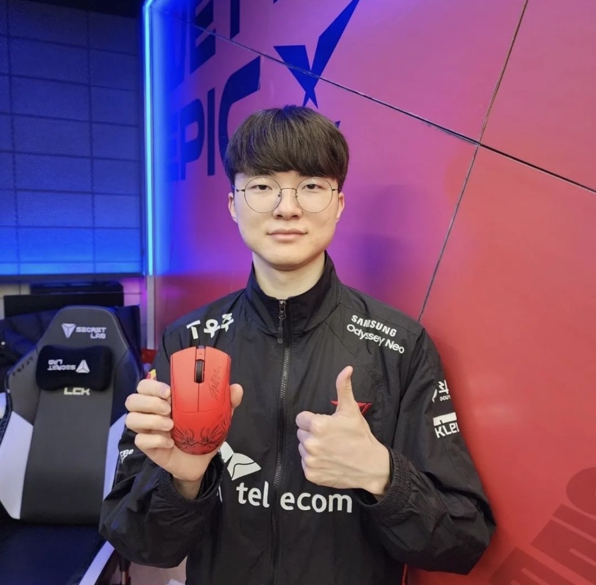 韓國《英雄聯盟》職業選手Faker的手臂出了狀況。 圖：翻攝自Faker IG
