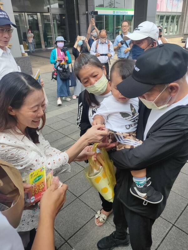 新北市交通局副局長林麗珠（左）到板橋公車總站向旅客致意。 圖：台北客運提供。