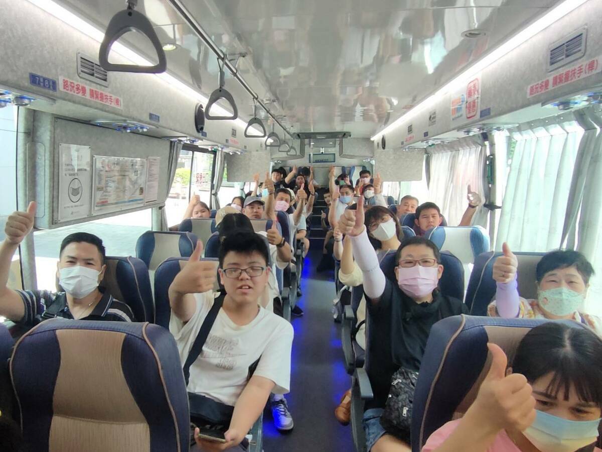 TPASS行政院通勤月票今天上路，有許多民眾利用1200月票搭乘新北市965「板橋-金瓜石」路線公車前往九份、金瓜石遊玩。 圖：台北客運提供。