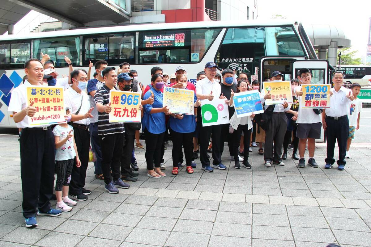 「基北北桃1200都會通」今天上路，新北市交通局副局長林麗珠（左四）、台北客運總經理李建文（左五）到板橋公車總站宣導1200月票上路。 圖：台北客運提供。