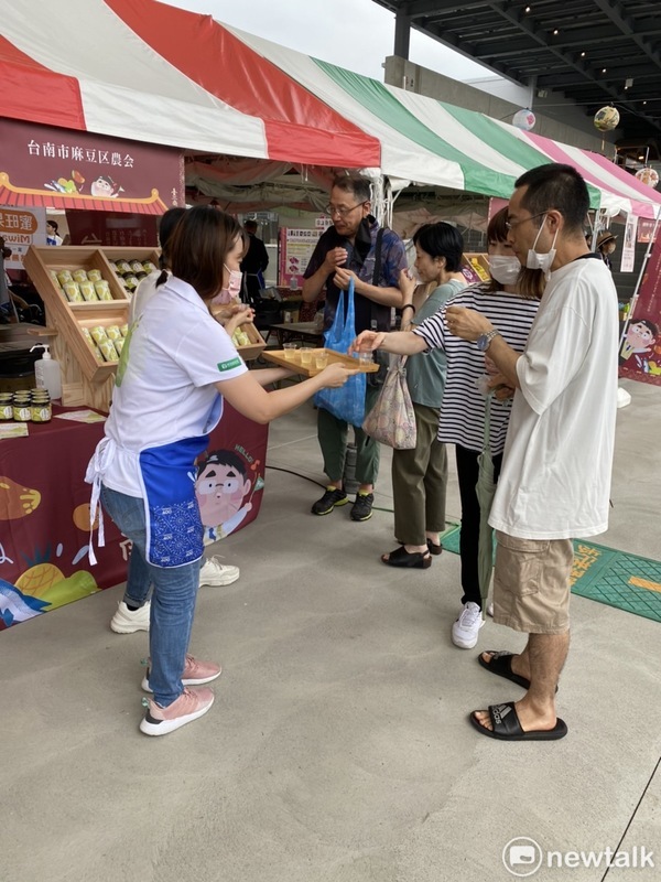 台南市政府表示，台南市政府於6月30日至7月2日在日本前橋市赤城驛站舉辦盛大的「台南祭」活動，連續3天吸引了5萬人次的參與，比預期多出2倍，銷售金額創逾140萬日圓，掀起前橋市「瘋台南」的熱潮。 圖：台南市政府提供