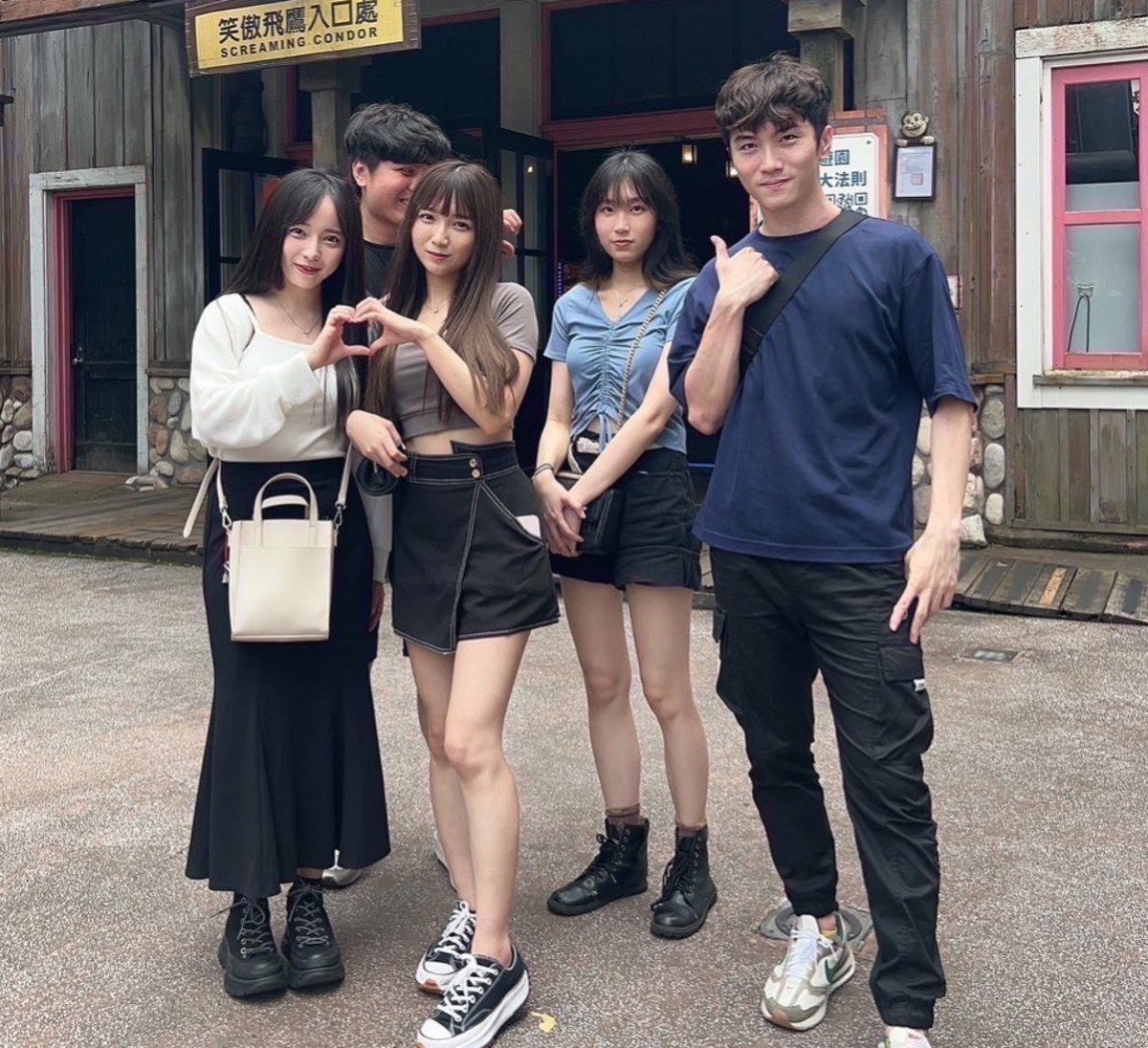 咪咪蛋（最右）分享今日跟三個美女yuna（左）、晓嫭（中）、斗艾（右），以及楓棠（後）一同到六福村旅遊。 圖：翻攝自MMD咪咪蛋IG