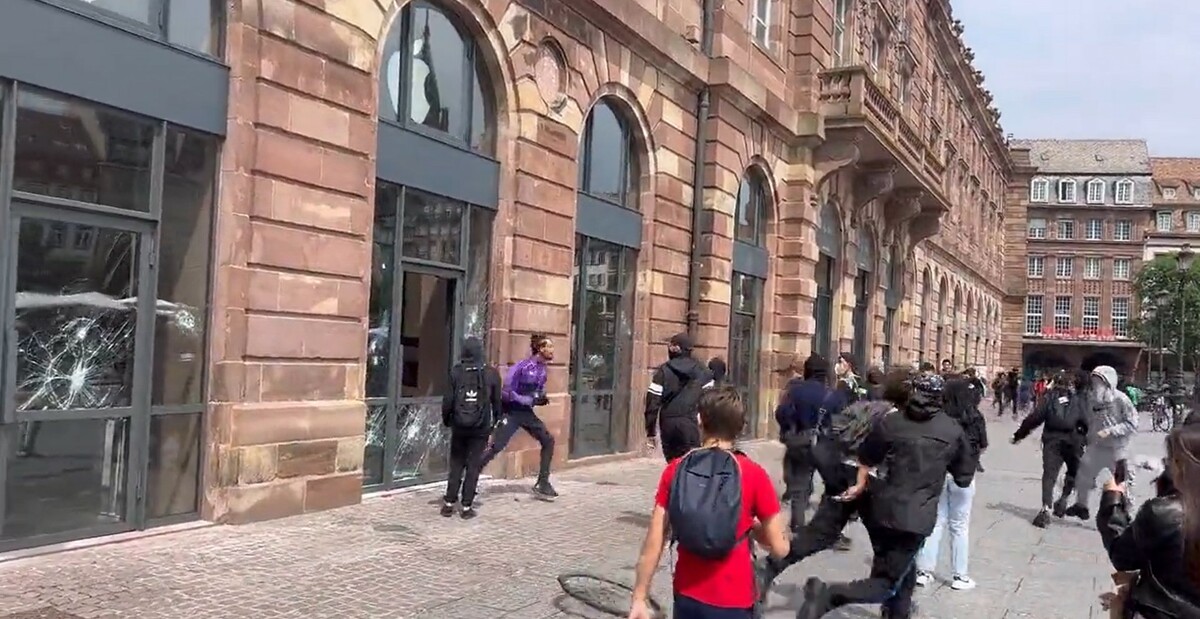 法國一處街道突然傳出了槍響，害怕的民眾手忙腳亂逃離現場，一座建築物的窗戶上，還有遭子彈射擊所產生的裂痕。 圖：翻攝自Dimko Zhluktenko推特