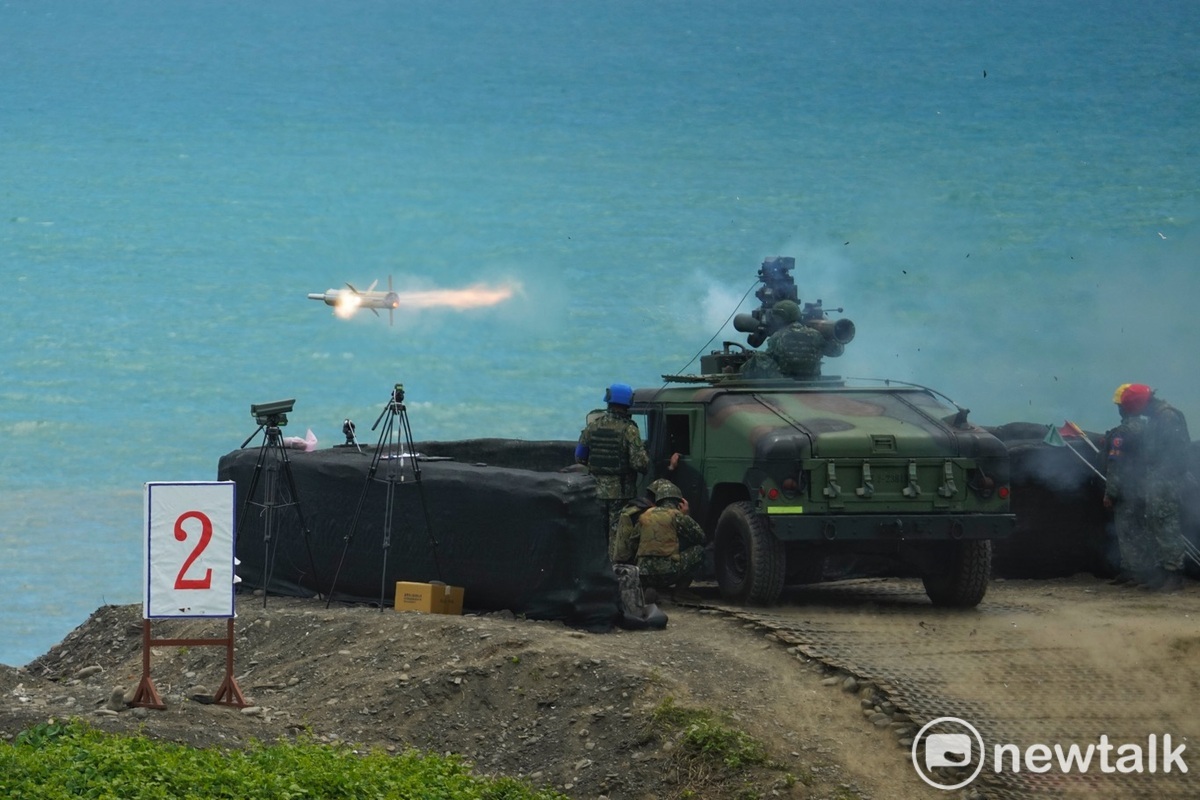 多個國軍單位在屏東加祿堂地區執行拖式飛彈實彈射擊的天馬操演。圖為拖式飛彈實彈射擊連續畫面二。 圖：張良一/攝