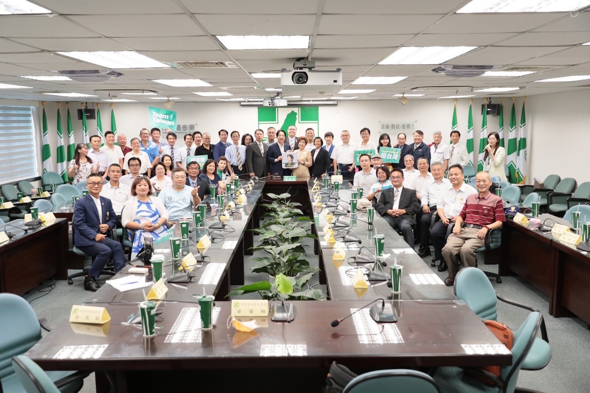 「全國同濟之友信賴台灣後援會」今（3）天下午舉行座談，由前總會長周綉珍、余拯家總會長及候任總會長林宗勳共同發起，並號召全國同濟會共50名重要幹部出席。 圖：民進黨提供