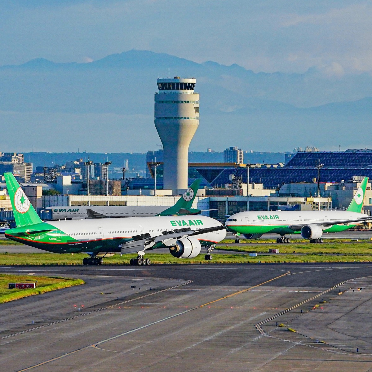 國內航線運價已達調降門檻，航空公司將自2023年8月1日起調降國內航線票價。 圖：取自桃園國際機場臉書