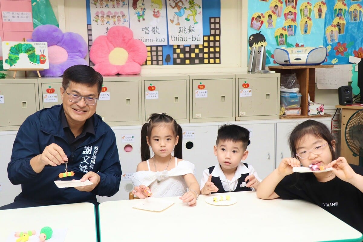 謝文斌(左一)與幼兒體驗1日多元課程。 圖：高雄市教育局/提供