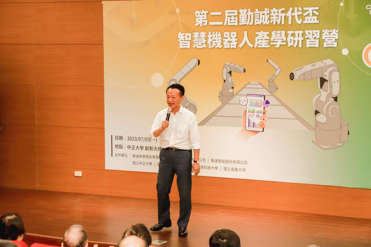 第二屆智慧機器人產學研習營開幕，嘉義縣長翁章梁希望學子畢業後可以留在嘉義打拼。 圖：嘉義縣政府/提供