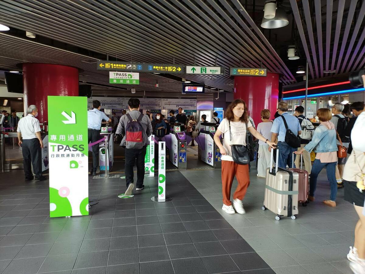 「基北北桃都會通」TPASS交通月票啟用，民眾搭乘機捷或公共運輸的成本大幅降低。 圖：桃捷公司／提供