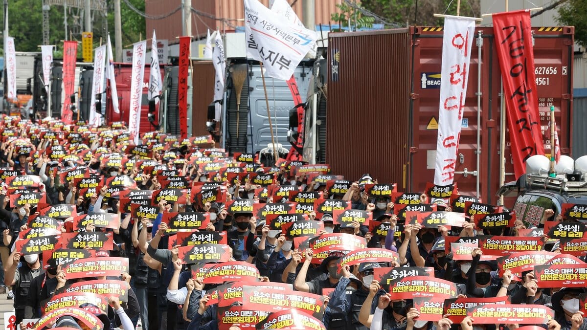 南韓「全國民主勞動組合總聯盟」3日起發起時間長達2週的大罷工。圖為2022年南韓卡車司機罷工時場景。 圖：翻攝@nodutdol推特(資料照片)
