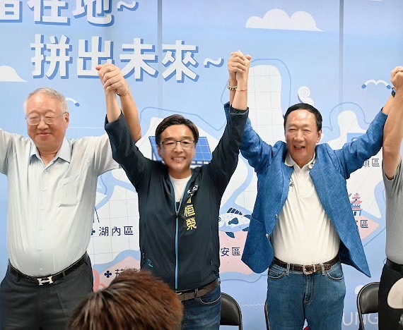 郭台銘(右)及郭台強(左)南下力挺曹桓榮。 圖：曹桓榮服務處/提供