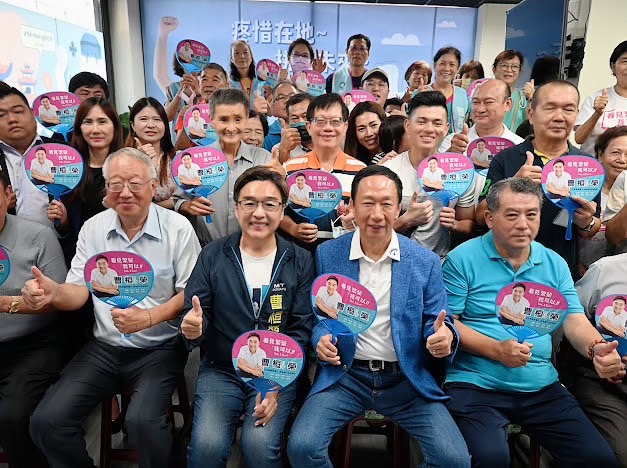 郭台銘(前排右二)肯定曹桓榮可為北高雄8行政區帶來進步繁榮。 圖：曹桓榮服務處/提供