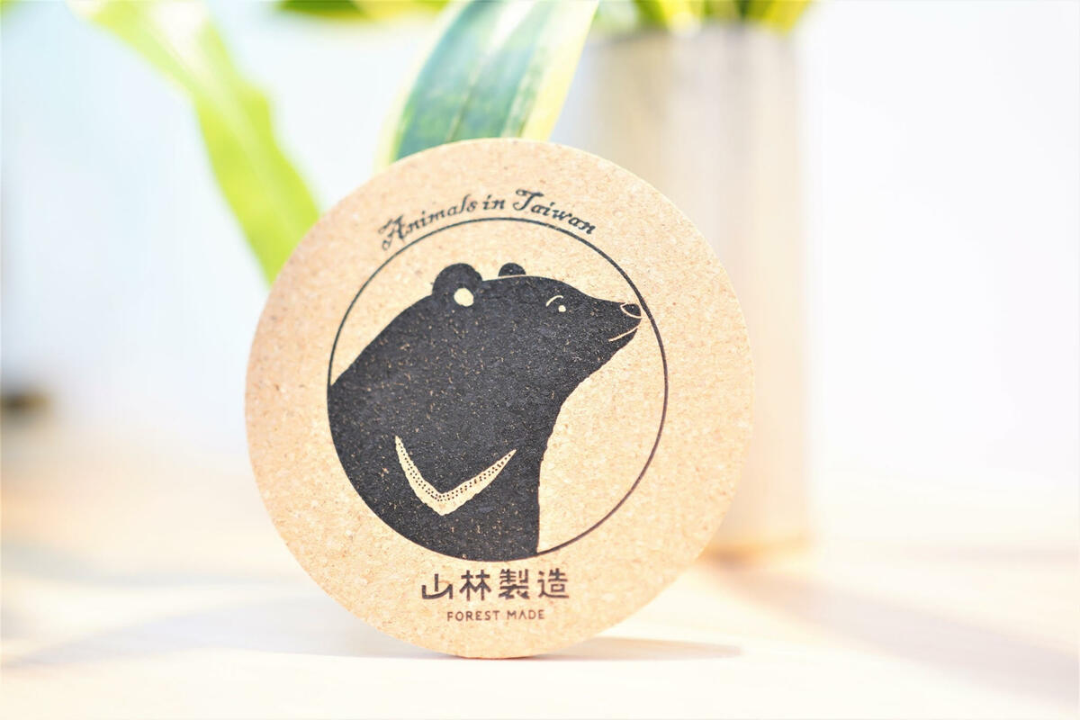 台灣黑熊款軟木杯墊。 圖：林務局提供