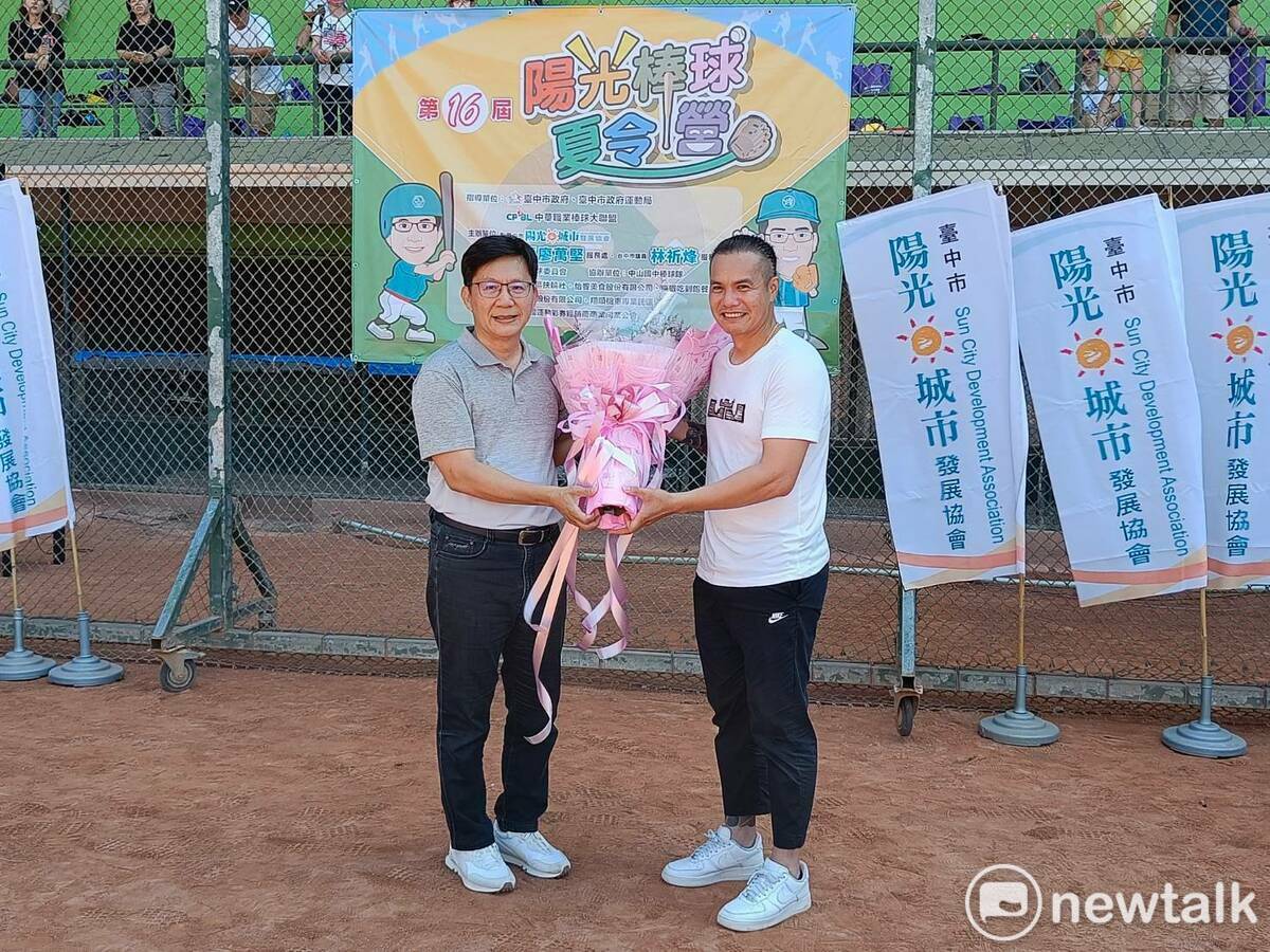 張廖萬堅獻花給今年引退的張正偉。 唐復年/攝